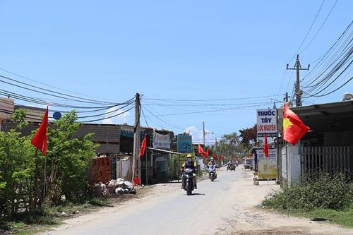 Xã Ninh Phước thay mới 362 lá cờ Tổ quốc chào mừng ngày bầu cử