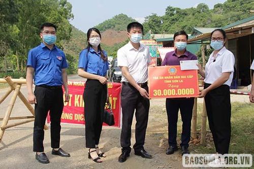 Tòa án nhân dân tỉnh tặng quà chốt kiểm soát phòng, chống dịch COVID-19 xã Nà Bó
