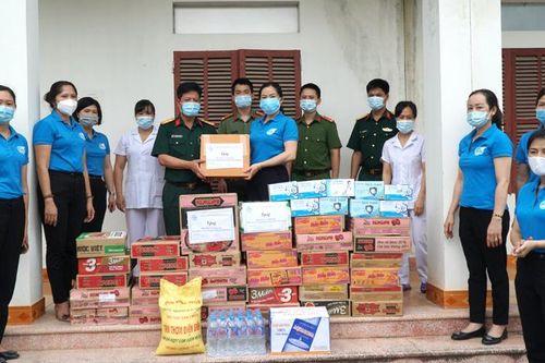 Tặng quà khu cách ly tập trung