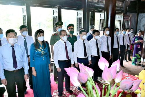Dâng hương tưởng nhớ Chủ tịch Hồ Chí Minh