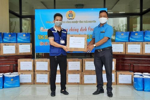 Tặng 1.000 chai dung dịch sát khuẩn cho người lao động