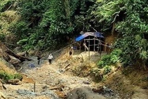 Giao Công binh phá hủy các hầm, lò khai thác vàng trái phép tại Quảng Nam
