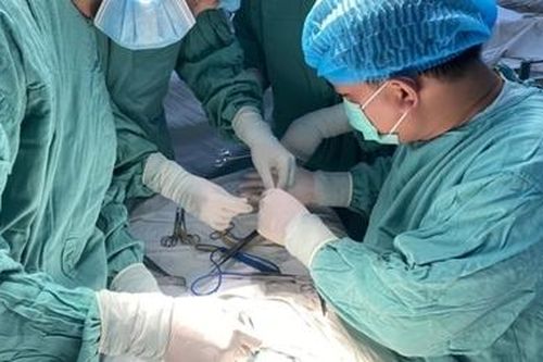 Phẫu thuật cứu bé gái sơ sinh 1 ngày tuổi teo thực quản hiếm gặp