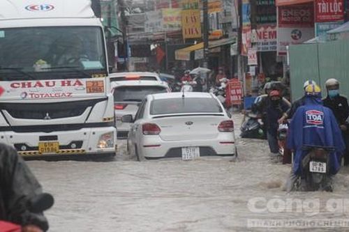 Hàng loạt phương tiện chết máy trên đường phố ngập nước
