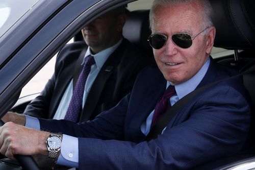Tổng thống Mỹ Joe Biden lái thử xe bán tải điện Ford F-150