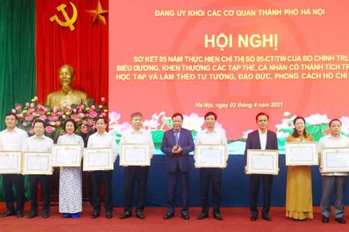 Ngàn hoa đẹp dâng Bác