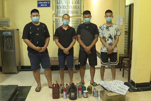 Triệt phá ổ nhóm 'tín dụng đen' chuyên dùng mắm tôm, dầu luyn đi đòi nợ