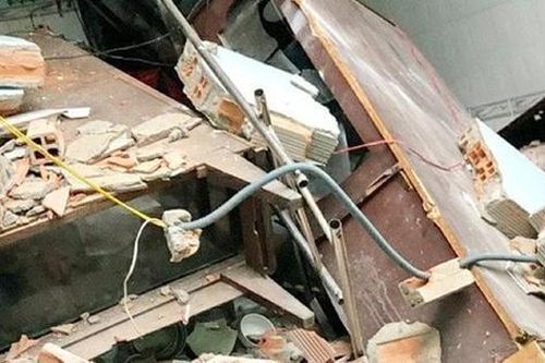 TP.HCM: Nhà sập, mẹ lao xuống kênh cứu con trai rồi ngất lịm giữa dòng nước