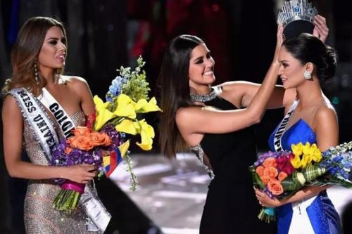 Hoa hậu Hoàn vũ 2015 bỗng trở thành 'con ghẻ' của netizen Việt