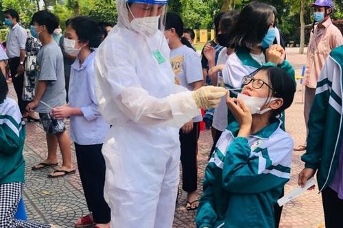 Bà bán nước, bún cá và 1 học sinh mắc COVID-19, cách ly hơn 100 trẻ