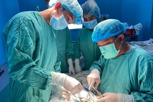 Trẻ 9 ngày tuổi mắc chứng teo thực quản có rò khí quản được cứu sống