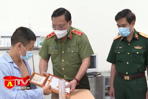 Khen thưởng người lái taxi dũng cảm