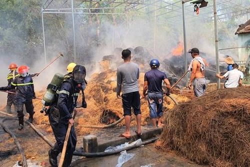 Quảng Nam: Cháy lớn tại kho chứa rơm khiến một người bỏng nặng