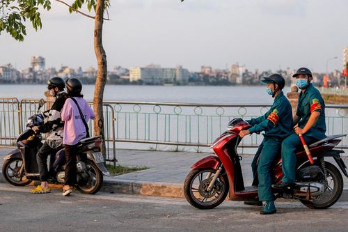 Nhiều người vượt rào chắn chống dịch Covid-19 để check-in hồ Tây
