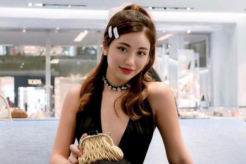 Con gái đại gia Singapore theo đuổi phong cách gợi cảm