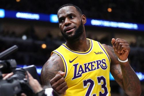 LeBron James tỏa sáng với cú ném từ khoảng cách 10 m