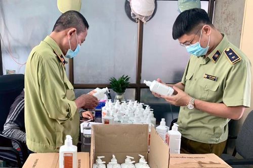 Phát hiện lô hàng nước sát khuẩn tay có dấu hiệu giả mạo nhãn hiệu ASIRUB