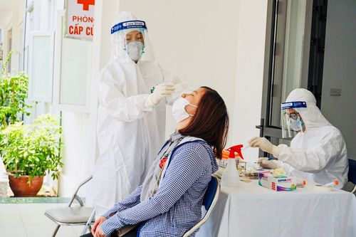 Chùm ảnh: Quận Thanh Xuân xét nghiệm Covid-19 cho người phục vụ bầu cử, làm việc tại khu công nghiệp