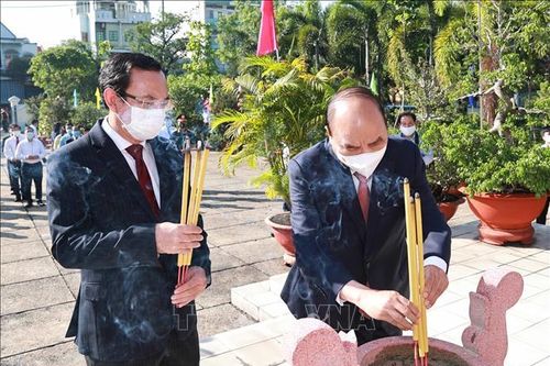 Chủ tịch nước dâng hương tưởng niệm tại di tích Nhà thương Giếng Nước, Ngã Ba Giồng