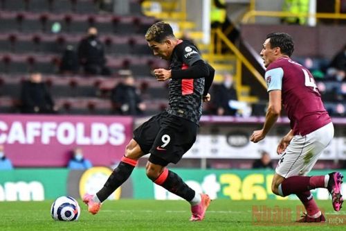 Thắng Burnley 3-0, Liverpool trở lại tốp 4