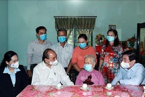 Chủ tịch nước dâng hương tri ân và thăm các gia đình chính sách tại TP Hồ Chí Minh