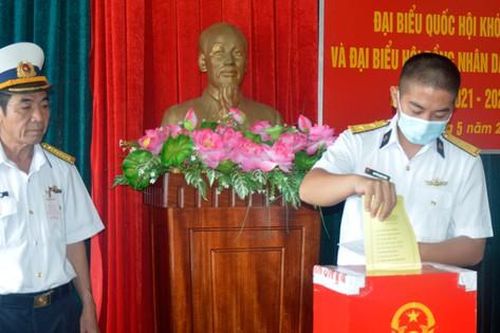 Cán bộ, chiến sĩ tàu 792 bầu cử sớm trên biển
