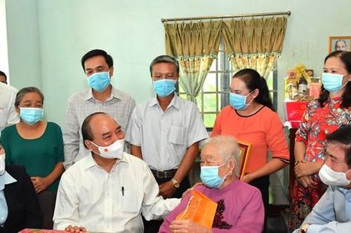 Chủ tịch nước Nguyễn Xuân Phúc thăm, tặng quà một số gia đình chính sách tại huyện Hóc Môn, TPHCM