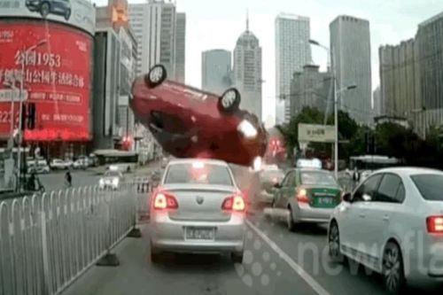 Ô tô mất lái đè bẹp xe ở làn ngược chiều