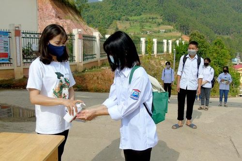 Yên Bái: Siết chặt phòng dịch, hối hả học ôn