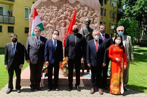 Dâng hoa tại tượng đài Chủ tịch Hồ Chí Minh ở thành phố Zalaegerszeg, Hungary