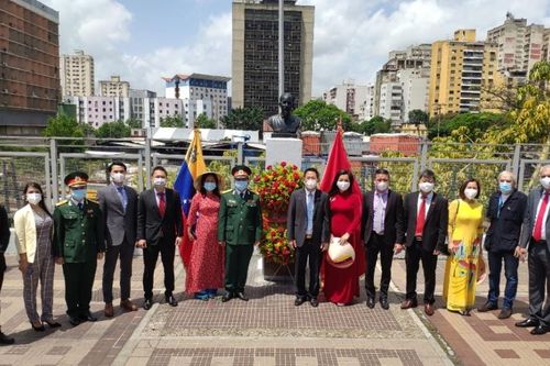 Đại sứ quán Việt Nam tại Venezuela dâng hoa tại tượng Bác Hồ ở Đại lộ Bolivar, thủ đô Caracas
