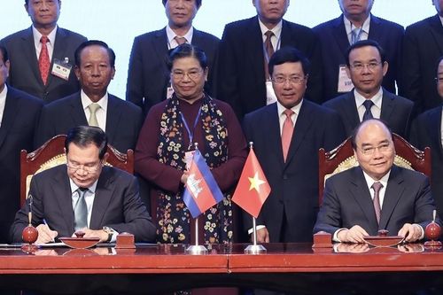 Sắp xếp Quốc kỳ Việt Nam và cờ của đối tác trong lễ ký văn kiện và hội đàm như thế nào?
