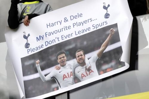 Harry Kane đi vòng sân tri ân người hâm mộ làm rộ lên tin ngày chia tay Tottenham sắp đến