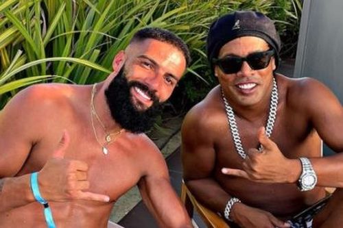 Ronaldinho sang Dubai tiêm vaccine Covid-19; khiến đội tuyển Malaysia gặp rắc rối khó đỡ