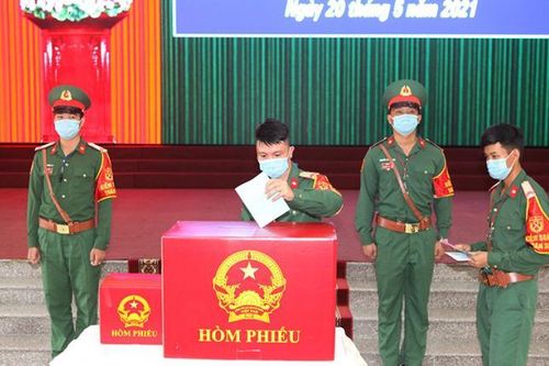 Lực lượng vũ trang Cần Thơ đi bỏ phiếu bầu cử sớm