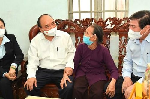 Chủ tịch nước Nguyễn Xuân Phúc thăm, tặng quà mẹ Việt Nam anh hùng, thương binh huyện Hóc Môn