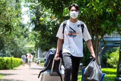 Sinh viên thu dọn phòng ký túc xá dành chỗ phục vụ cách ly COVID-19
