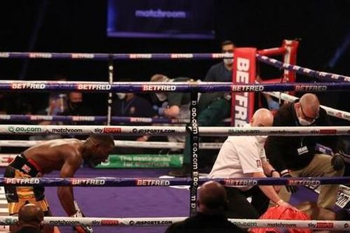 Võ sĩ quỳ gối sau khi hạ đo ván knock-out đối thủ