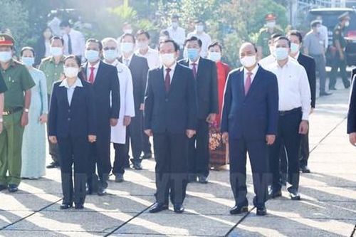Chủ tịch nước Nguyễn Xuân Phúc dâng hương tưởng niệm các anh hùng liệt sĩ