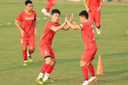 Xuân Trường báo tin vui, Minh Vương chưa nghĩ tới vé đi UAE