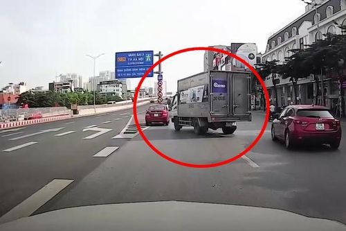 Xe tải chuyển làn đột ngột, suýt gây tai nạn