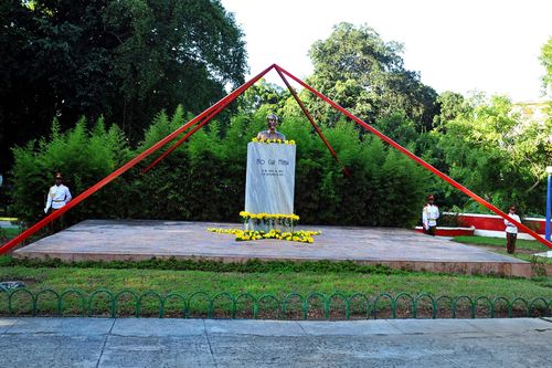 Đặt hoa tại tượng đài mang tên Chủ tịch Hồ Chí Minh ở Cuba