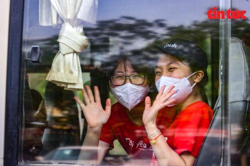 Sinh viên Trường Đại học Y Hà Nội lên đường vào điểm nóng dịch COVID-19 ở Bắc Ninh