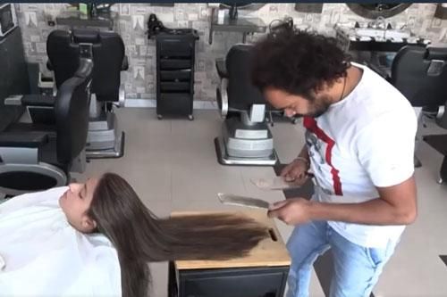 CLIP: 'Choáng' với cách người thợ cắt tóc bằng lửa, dao phay và thớt