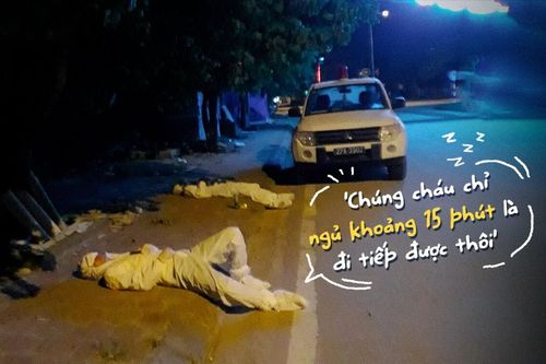 2 cán bộ y tế mặc đồ bảo hộ nằm vật bên đường: 'Chúng cháu chỉ ngủ khoảng 15 phút là đi tiếp được thôi'