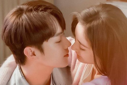 Dương Mịch tình tứ bên tình trẻ Hứa Khải siêu ngọt ngào nhưng biểu cảm gương mặt gây khó hiểu