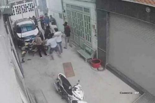Hỗn chiến kinh hoàng khiến 1 người chết sau tin nhắn gọi bạn trai bằng 'cưng'