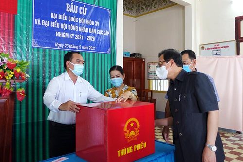 Bí thư Tỉnh ủy An Giang Lê Hồng Quang kiểm tra công tác bầu cử tại huyện Phú Tân