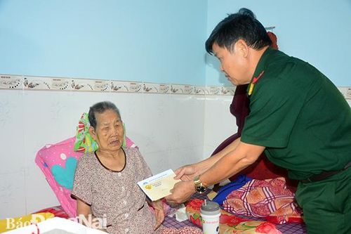 Bộ CHQS tỉnh thăm, tặng quà các mẹ Việt Nam anh hùng và Anh hùng LLVT nhân dân