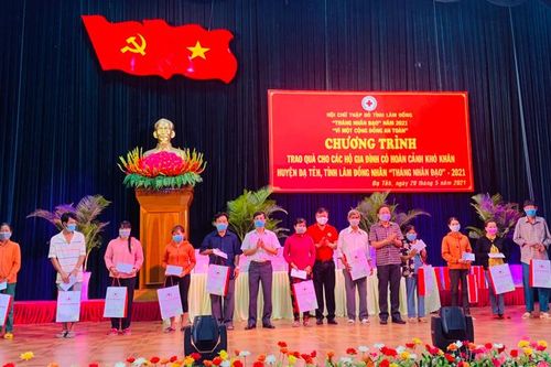Trao 50 suất quà cho các gia đình có hoàn cảnh khó khăn
